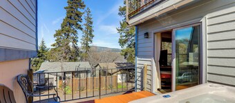 Hot Tub & Decks: Central Hood River Townhome!
