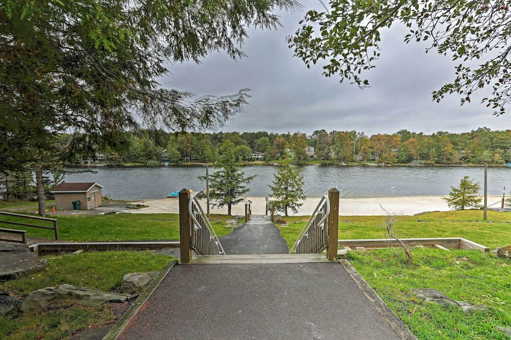 3 Mi to Tobyhanna State Park: Home w/ Serene Deck! - Sterling Township, IL