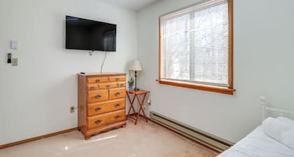 3 Mi to Tobyhanna State Park: Home w/ Serene Deck!