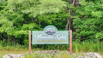 A sign for Mountain Lakes, a four-season recreational community.