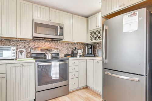 Near Beaches & Trails: Home in East Falmouth