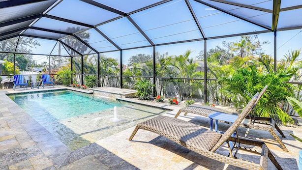 Uma piscina ao ar livre coberta, com espreguiçadeiras e uma estrutura de pérgola.