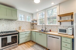 House (3 Bedrooms) | Interior - 1 Mi to Dtwn Roanoke: Home w/ Yard & Mtn View! (Roanoke)