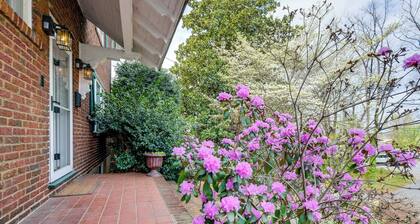1 Mi to Dtwn Roanoke: Home w/ Yard & Mtn View!