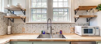 1 Mi to Dtwn Roanoke: Home w/ Yard & Mtn View!