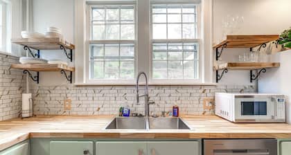 1 Mi to Dtwn Roanoke: Home w/ Yard & Mtn View!