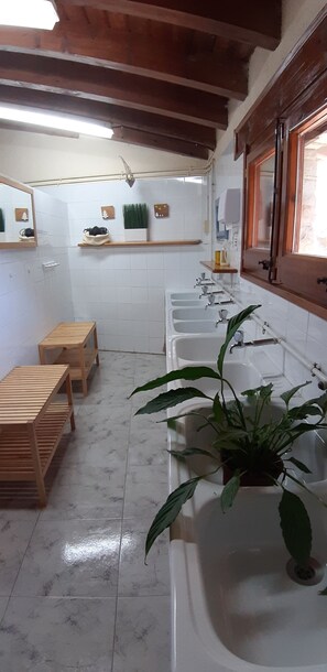 Family Quadruple Room, Garden View | Bilik Mandi | Pancuran mandi, pengering rambut, tuala disediakan, tisu tandas 