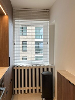 2 bedrooms, desk, Internet - Huswell - Renovated Beachfront Apartment (Blankenberge)