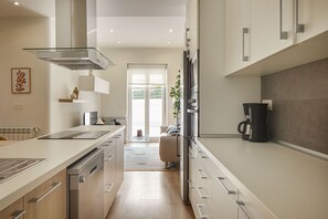 Kühlschrank, Mikrowelle, Ofen, Geschirrspüler