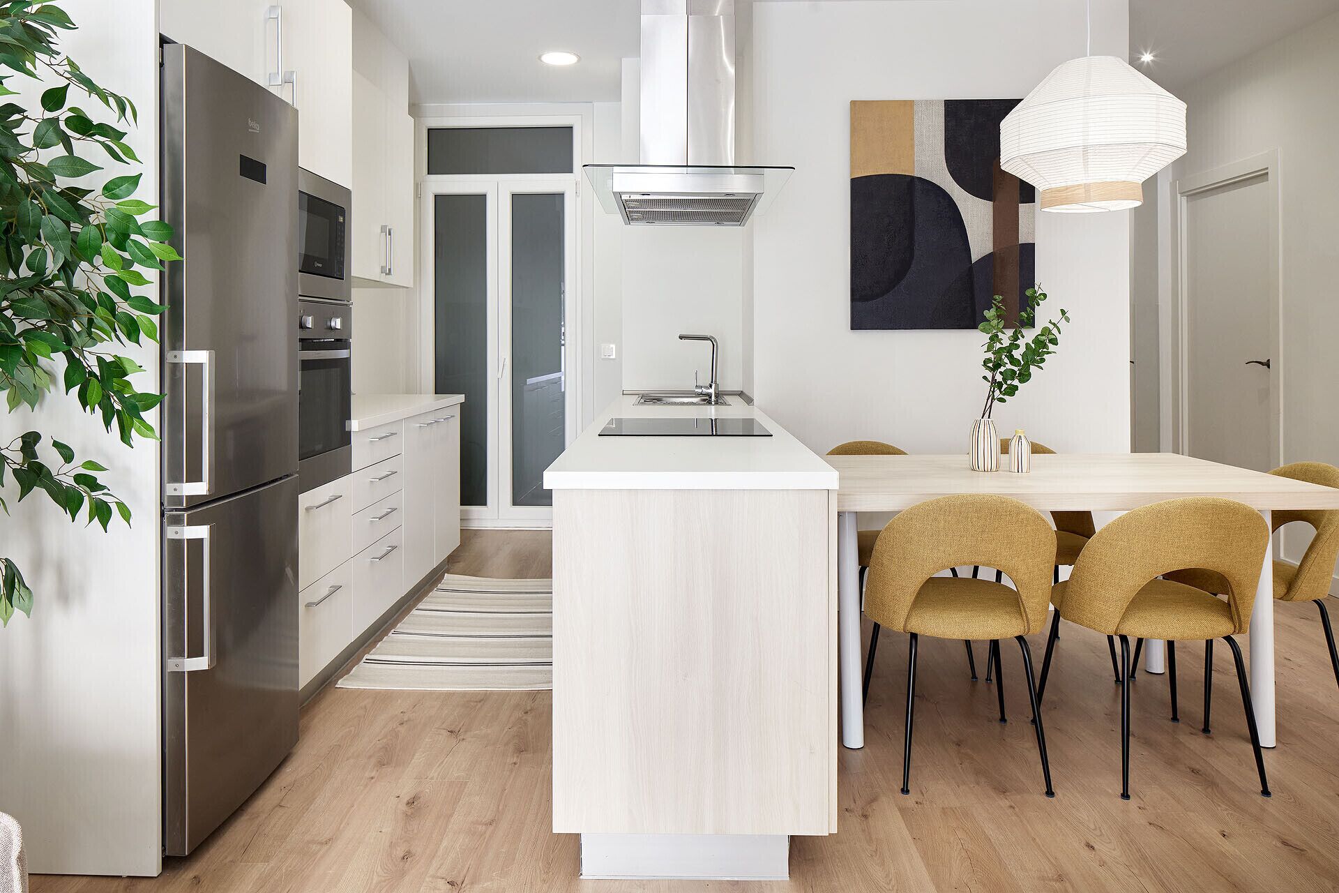 Kjøleskap, mikrobølgeovn, ovn og oppvaskmaskin