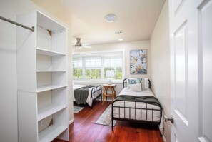 3 bedrooms, desk, iron/ironing board, WiFi - Minutes to Wineries, King Beds, Game Room, Kitchen (Fredericksburg)