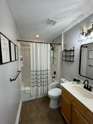 Hair dryer, towels, soap, toilet paper - Serenity Cottage (Ocean Springs)