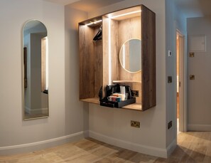 Habitación triple familiar | Colchones viscoelásticos, tabla de planchar con plancha, cuna de viaje