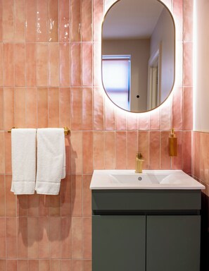 Een douche, een haardroger, vloerverwarming, handdoeken