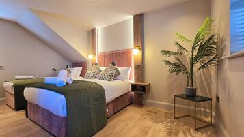 Deluxe driepersoonskamer | Bedden met traagschuimmatras, een strijkplank/strijkijzer, reisbedje