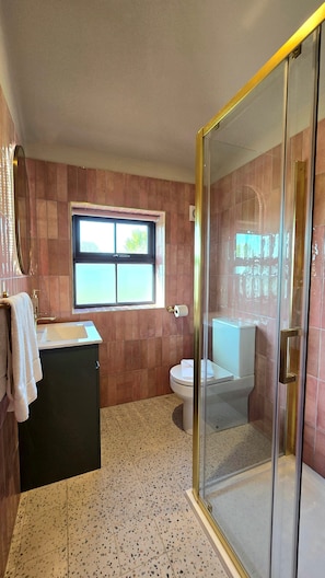 Loft Triple Room | Bathroom | Shower, hair dryer, heated floors, towels