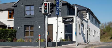 Un edificio con un letrero que dice "WOODQUAY TOWNHOUSE".