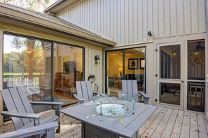 Outdoor dining - Sunset Rentals- Tennismaster 805 (Hilton Head Island)