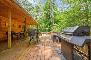 Outdoor dining - Pet Friendly Cabin w/ Hot Tub | Fire Pit | Sleeps 8 | Near Beavers Bend (Broken Bow)
