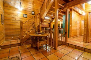 Interior - Talako Lodge|4+BD|4BTH|16 Guest|Hot Tub|3 Story|Pool table (Broken Bow)