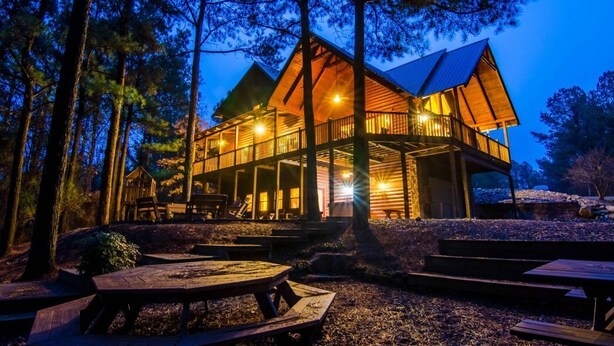 A lodge with a wooden exterior, multiple balconies, and outdoor seating areas. - Talako Lodge|4+BD|4BTH|16 Guest|Hot Tub|3 Story|Pool table (Broken Bow)