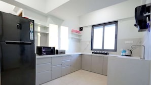 Una cocina moderna con refrigerador, microondas y estufa.
