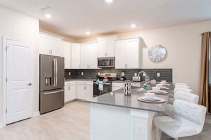Fridge, microwave, oven, stovetop - Themed Rooms/10BR/Games/Storey Lake/Close2Disney! (Kissimmee)
