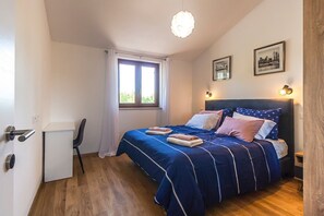 3 chambres, fer et planche à repasser, Wi-Fi, draps fournis