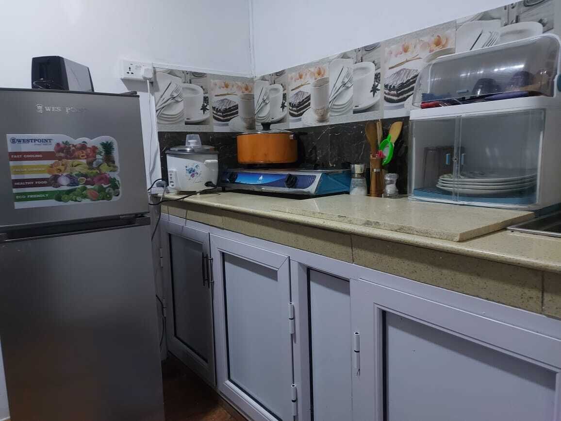 Habitación cuádruple, balcón, vistas a la montaña | Cocina compartida | Frigorífico pequeño, microondas y utensilios de cocina