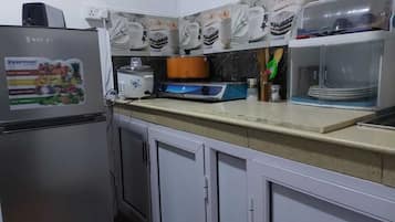 Habitación cuádruple, balcón, vistas a la montaña | Cocina compartida | Frigorífico pequeño, microondas y utensilios de cocina