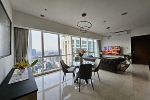 Superior appartement, 3 slaapkamers, keuken, uitzicht op de stad | Woonruimte | Een 42-inch televisie met kabelzenders