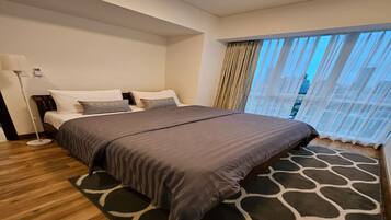 Apartemen Superior, 3 kamar tidur, dapur, pemandangan kota | Brankas, meja kerja, ruang kerja ramah laptop, dan tirai kedap cahaya