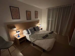 2 habitaciones, escritorio y tabla de planchar con plancha 