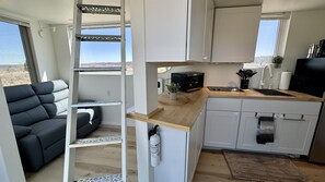Refrigerador, microondas, parrilla de estufa y cafetera y tetera