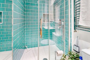Dusche, Haartrockner, Handtücher, Seife