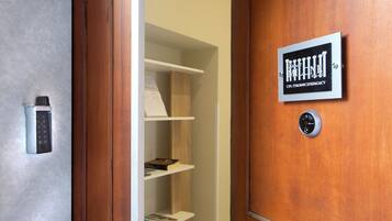 Una puerta de madera con una cámara de seguridad y un teclado electrónico.