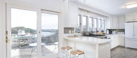 House, 2 Bedrooms | Private kitchen | Fridge, oven, coffee/tea maker, toaster