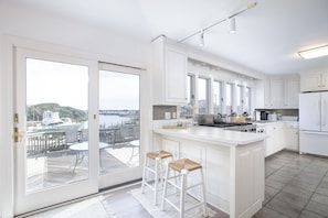 House, 2 Bedrooms | Private kitchen | Fridge, oven, coffee/tea maker, toaster