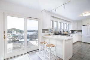 House, 2 Bedrooms | Private kitchen