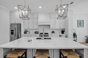 Duplex, 3 Bedrooms | Dapur peribadi | Peti sejuk, ketuhar, pembancuh kopi/teh, pembakar roti 