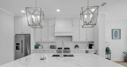 Modern 3br In Bishop Arts Walk To Shops & Dining 3 Bedroom Duplex