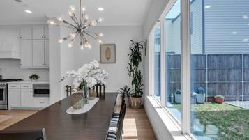 Duplex, 3 Bedrooms | Dining