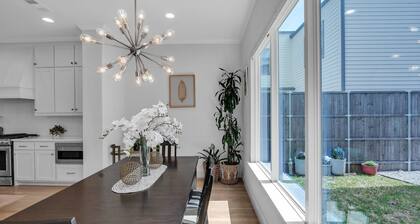 Modern 3br In Bishop Arts Walk To Shops & Dining 3 Bedroom Duplex
