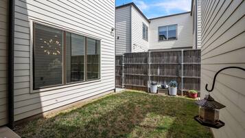 Duplex, 3 Bedrooms | Property grounds