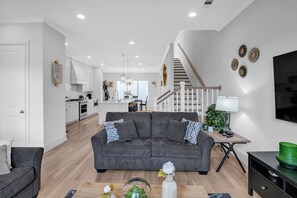 Duplex, 3 Bedrooms | Ruang tamu | TV Pintar, perkhidmatan penstriman 