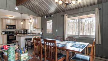 Cabin, 4 Bedrooms | Dining
