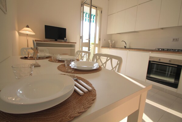 Kühlschrank, Ofen, Herdplatte, Wasserkocher mit Kaffee-/Teezubehör