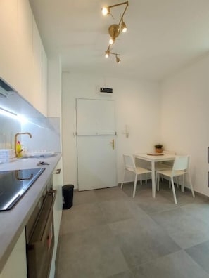 Apartment, 4 Schlafzimmer | Essbereich im Zimmer