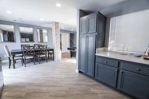 Dining - Vegas Living Gorgeous Home with Pool Near The Strip (Las Vegas)