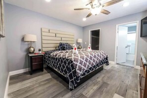 5 bedrooms, travel cot - Vegas Living Gorgeous Home with Pool Near The Strip (Las Vegas)